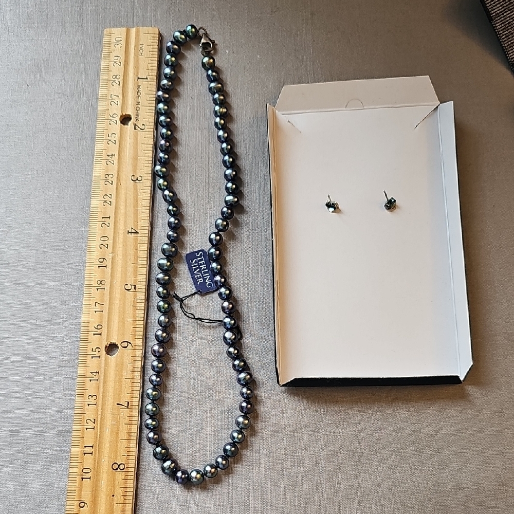 Elegant Silver Pearl Necklace and Earring Set - Picture 4 of 7